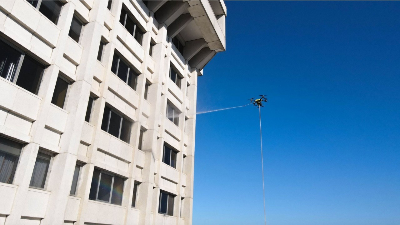 Cleaning a 20-story building — no ladders, no lifts